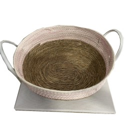 cesta de materiales naturales